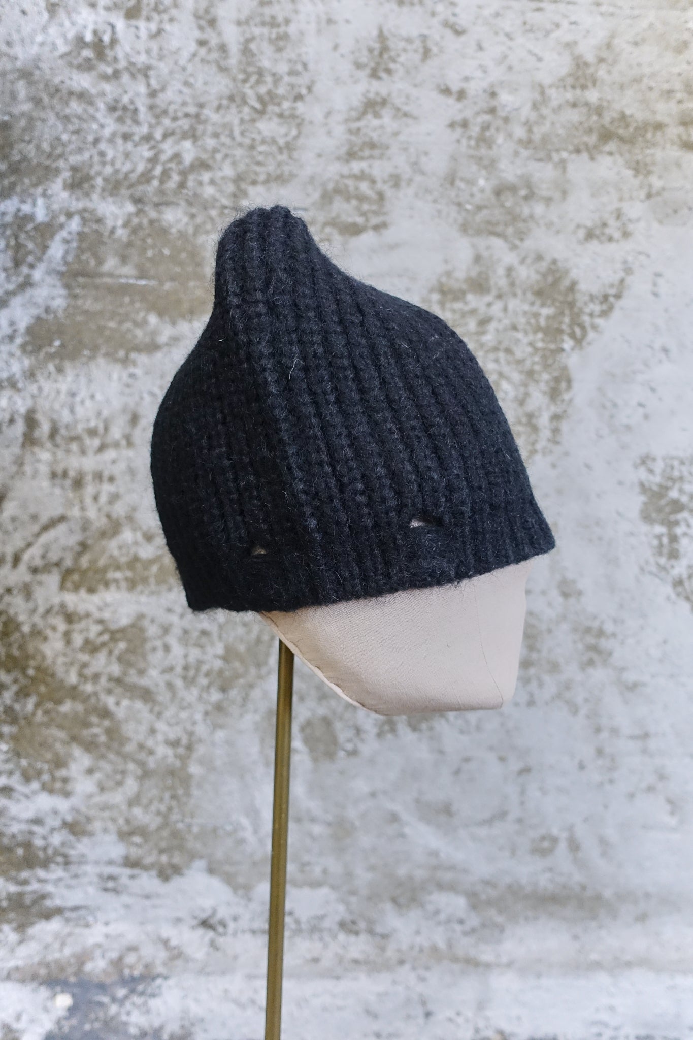 SCULPTED KNIT BEANIE - BLACK