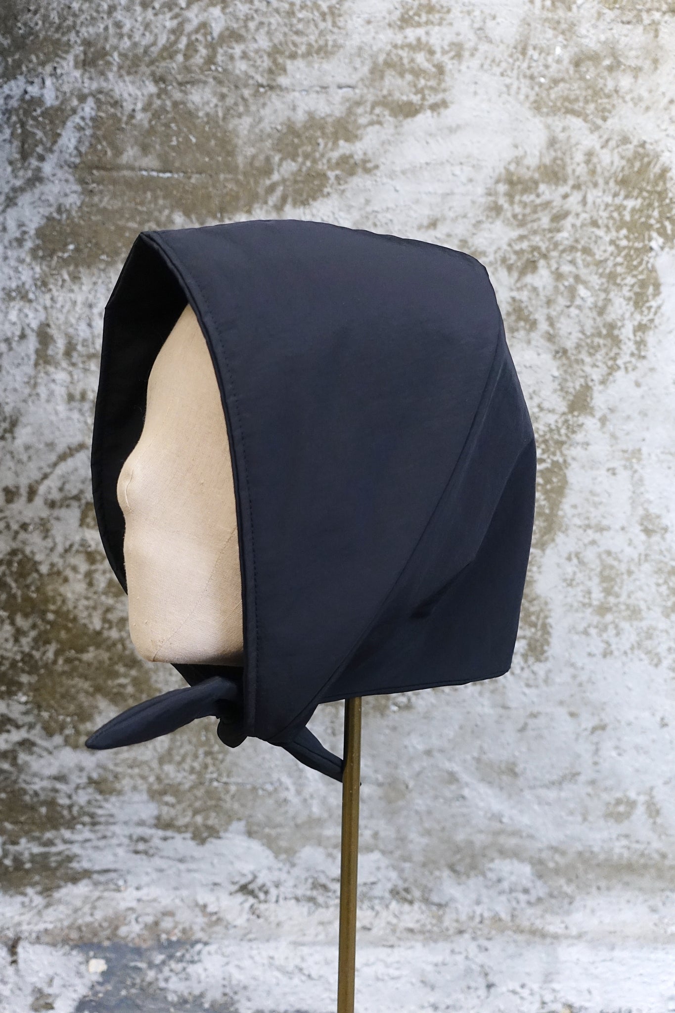 STRUCTURED BONNET HOOD