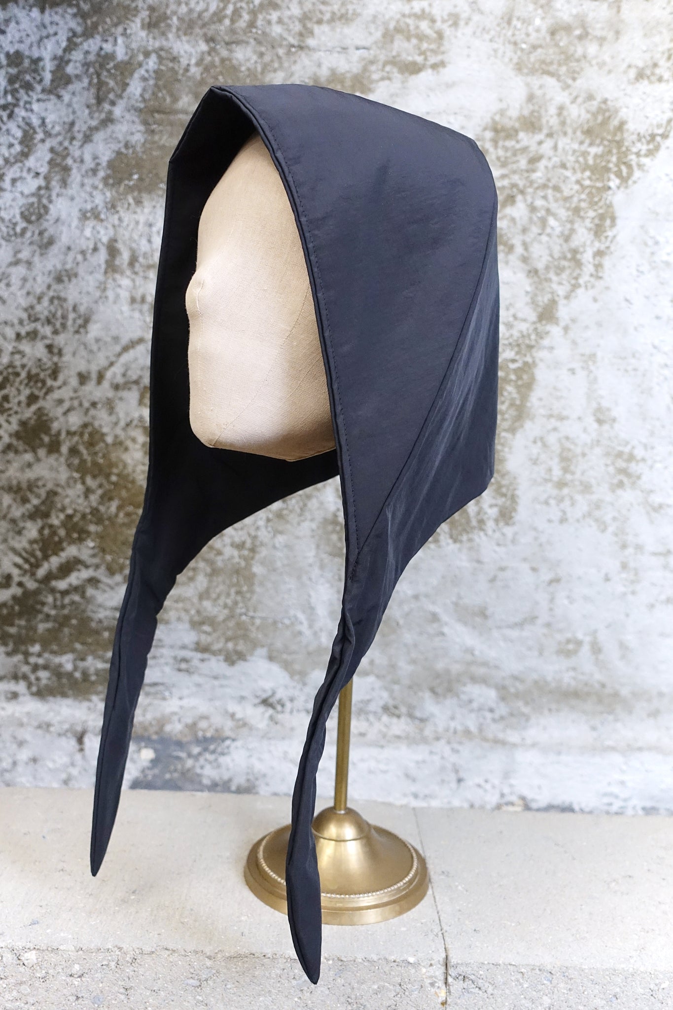 STRUCTURED BONNET HOOD