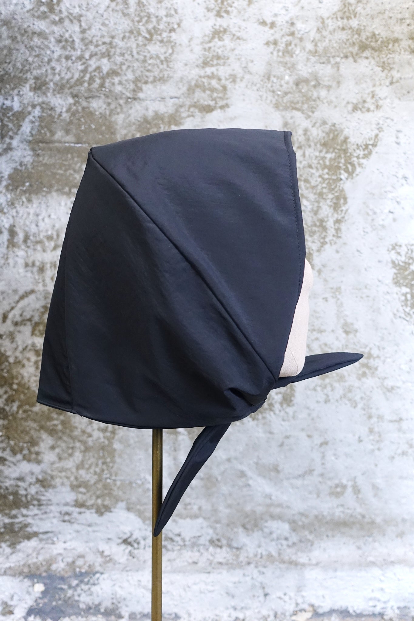 STRUCTURED BONNET HOOD