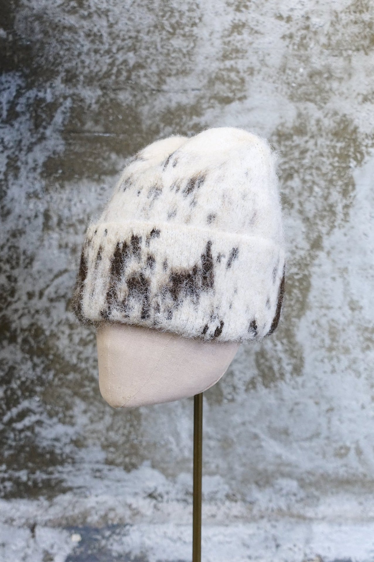 IVORY FUZZY PATTERN BEANIE