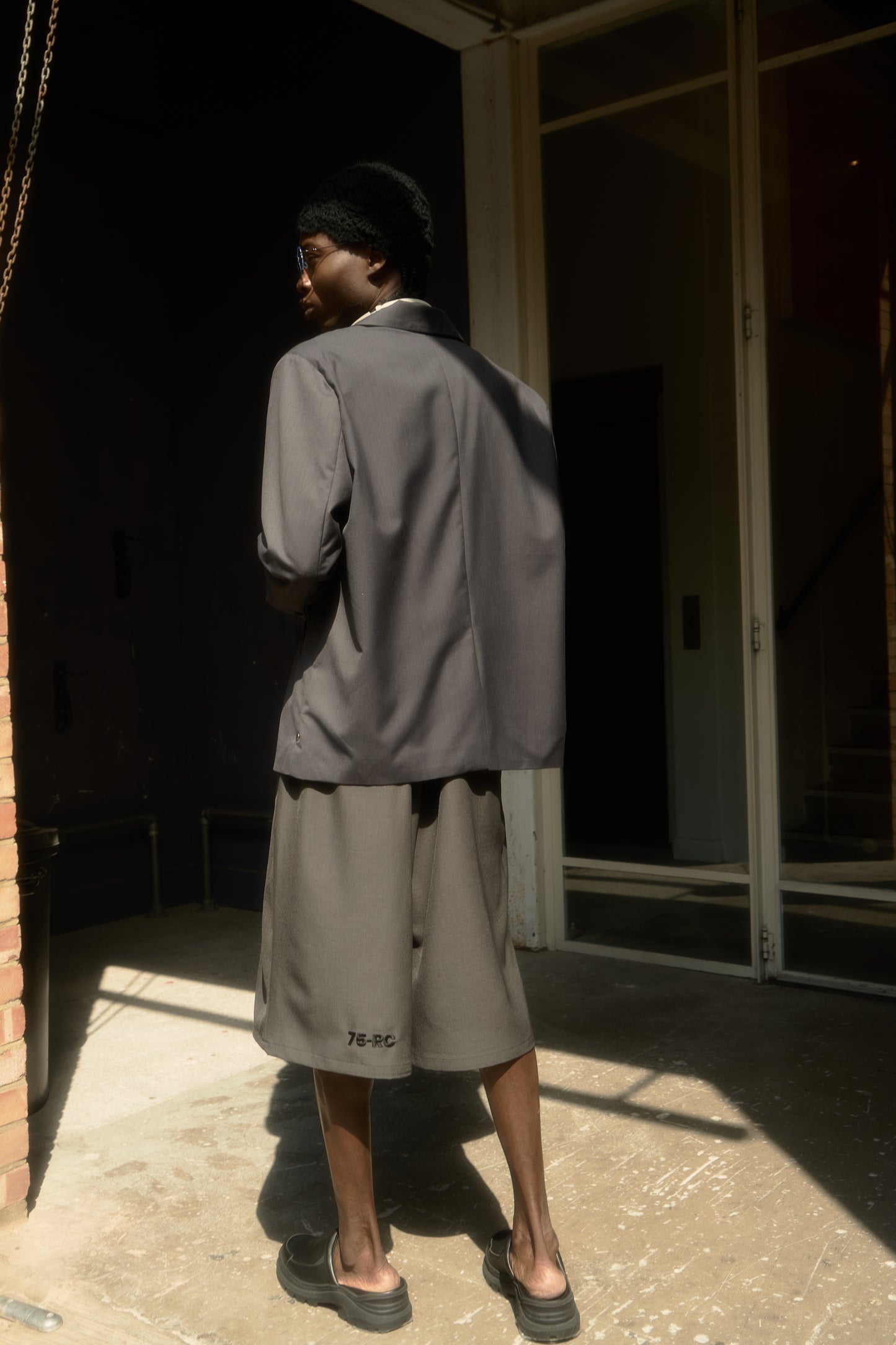 TWO-TUCK TROUSER SHORTS GREY