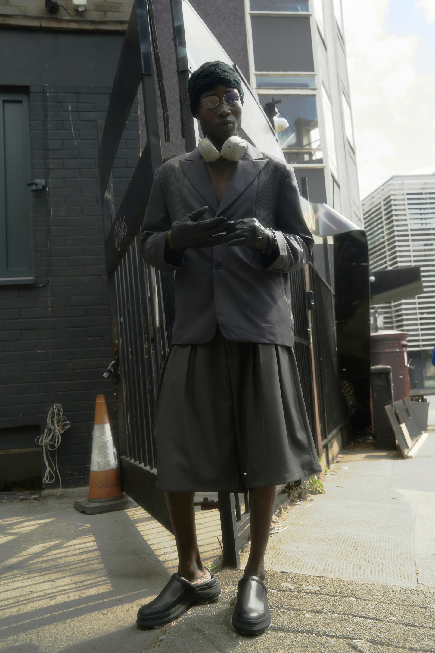TWO-TUCK TROUSER SHORTS GREY