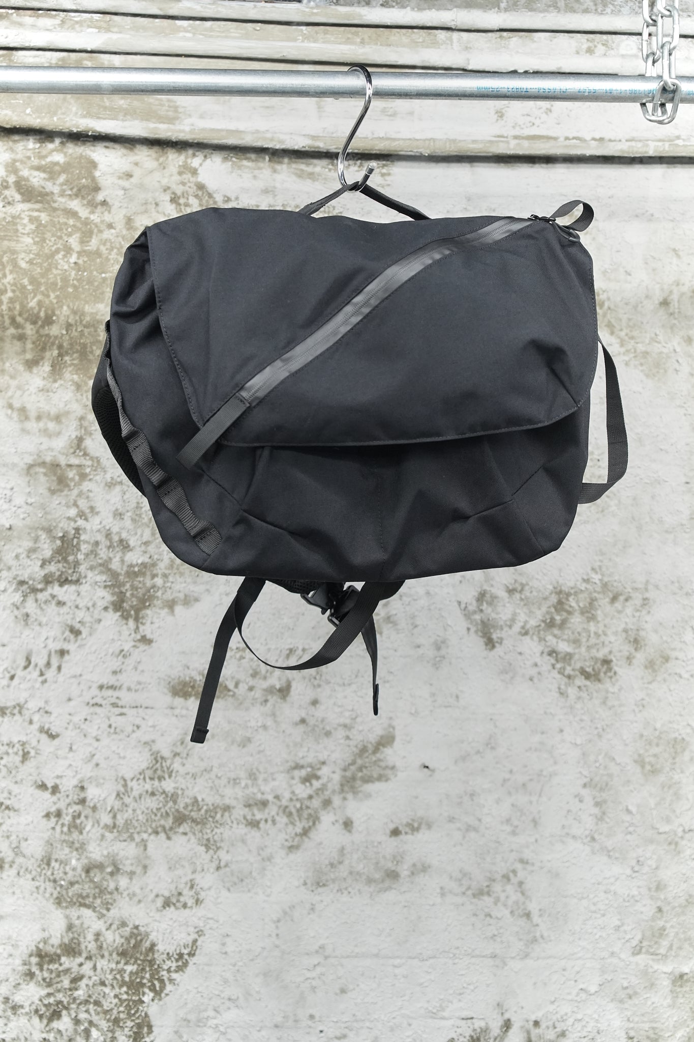 BLACK TECHNICAL MESSENGER BAG