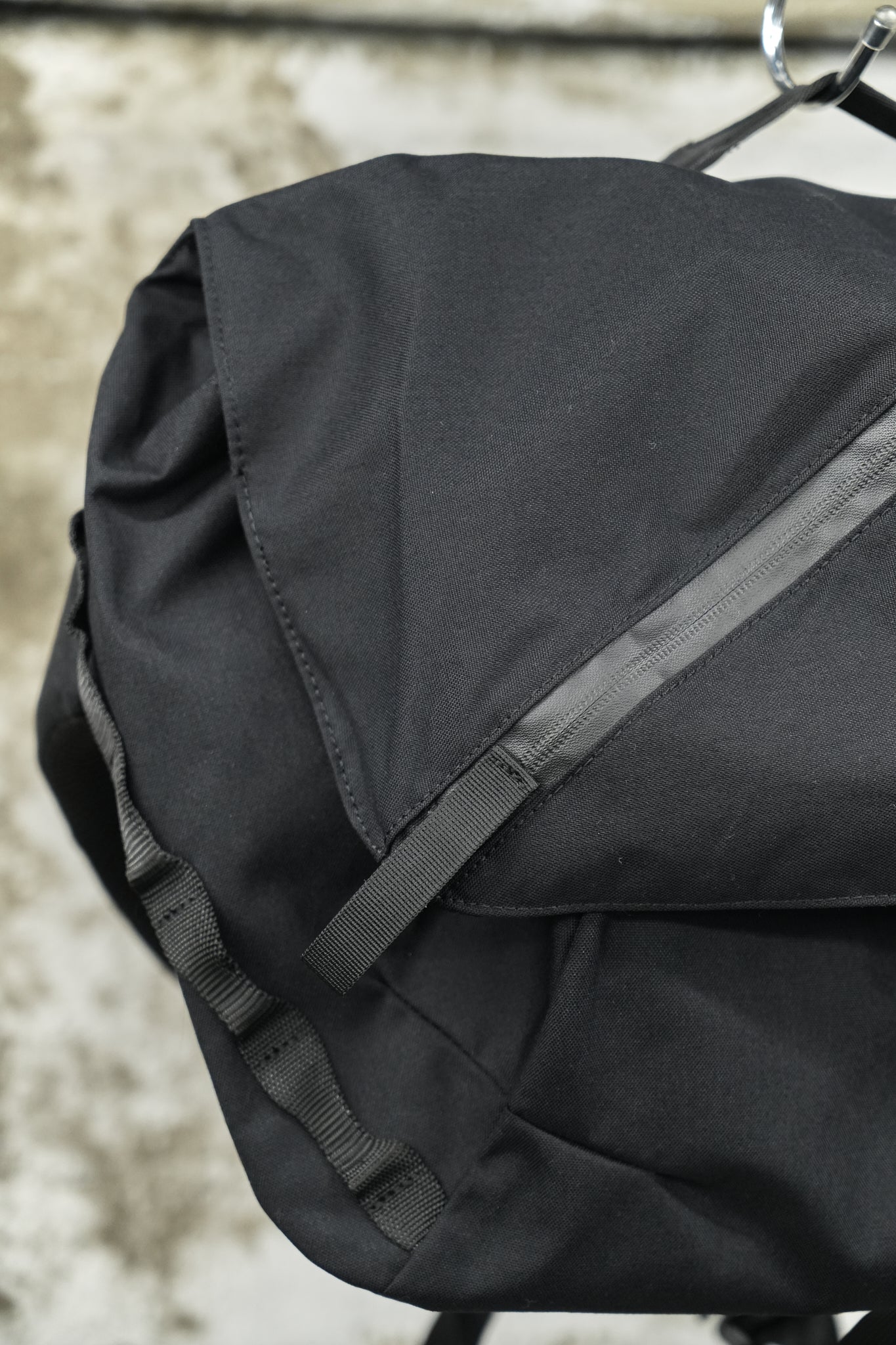 BLACK TECHNICAL MESSENGER BAG