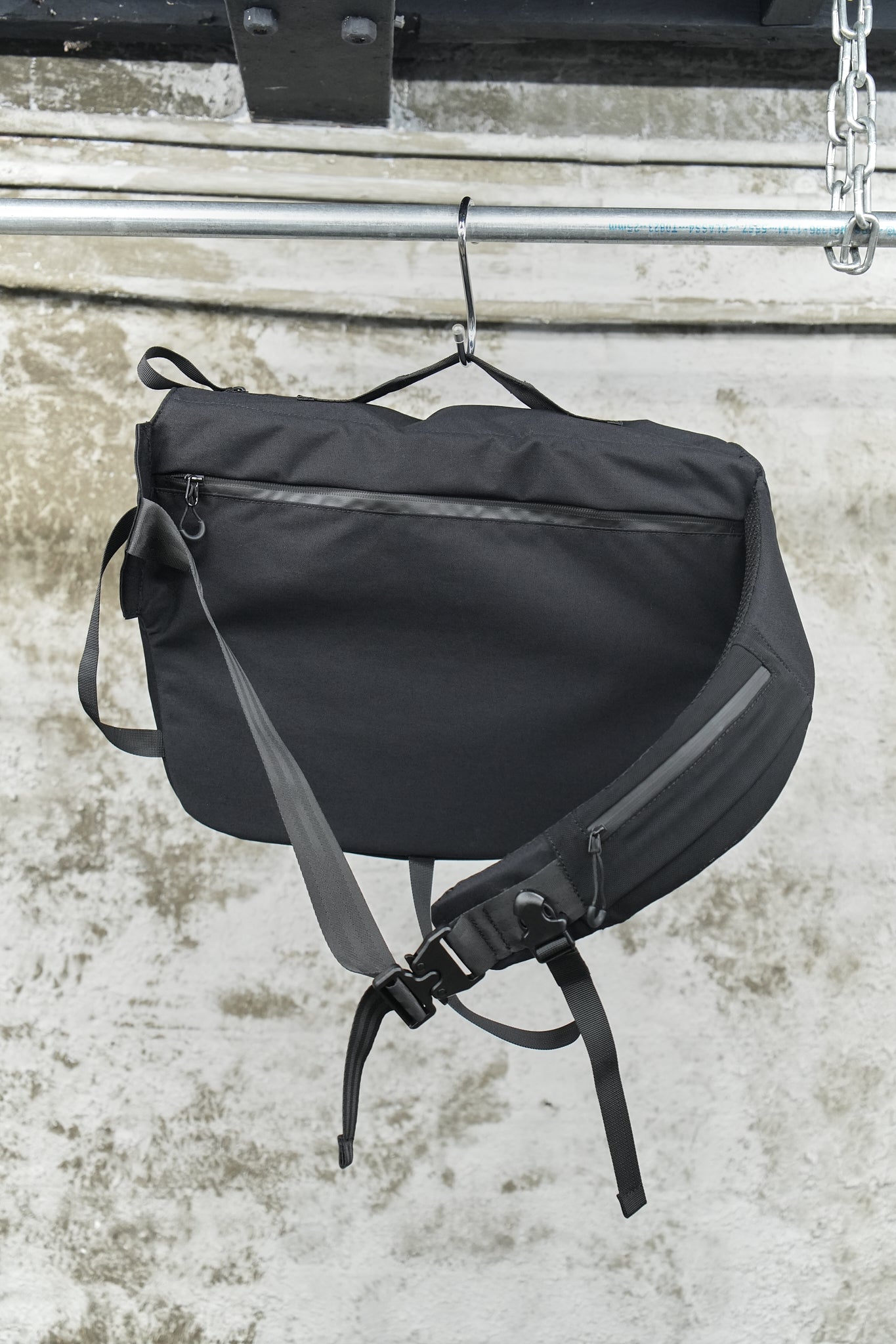 BLACK TECHNICAL MESSENGER BAG