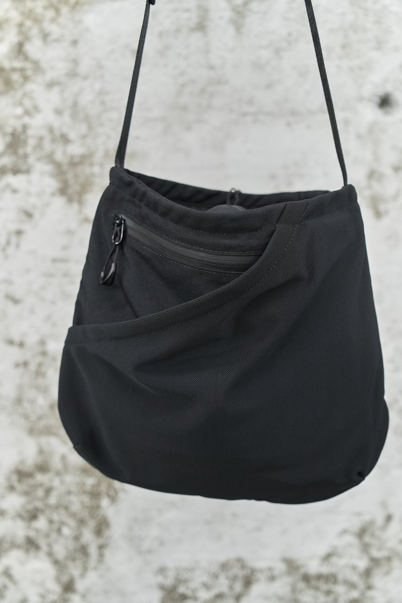 BLACK TECHNICAL SLING BAG