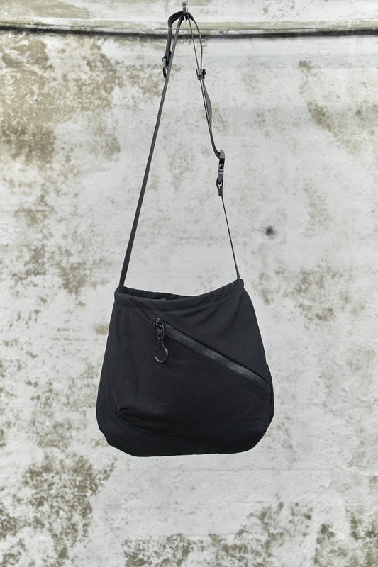 BLACK TECHNICAL SLING BAG