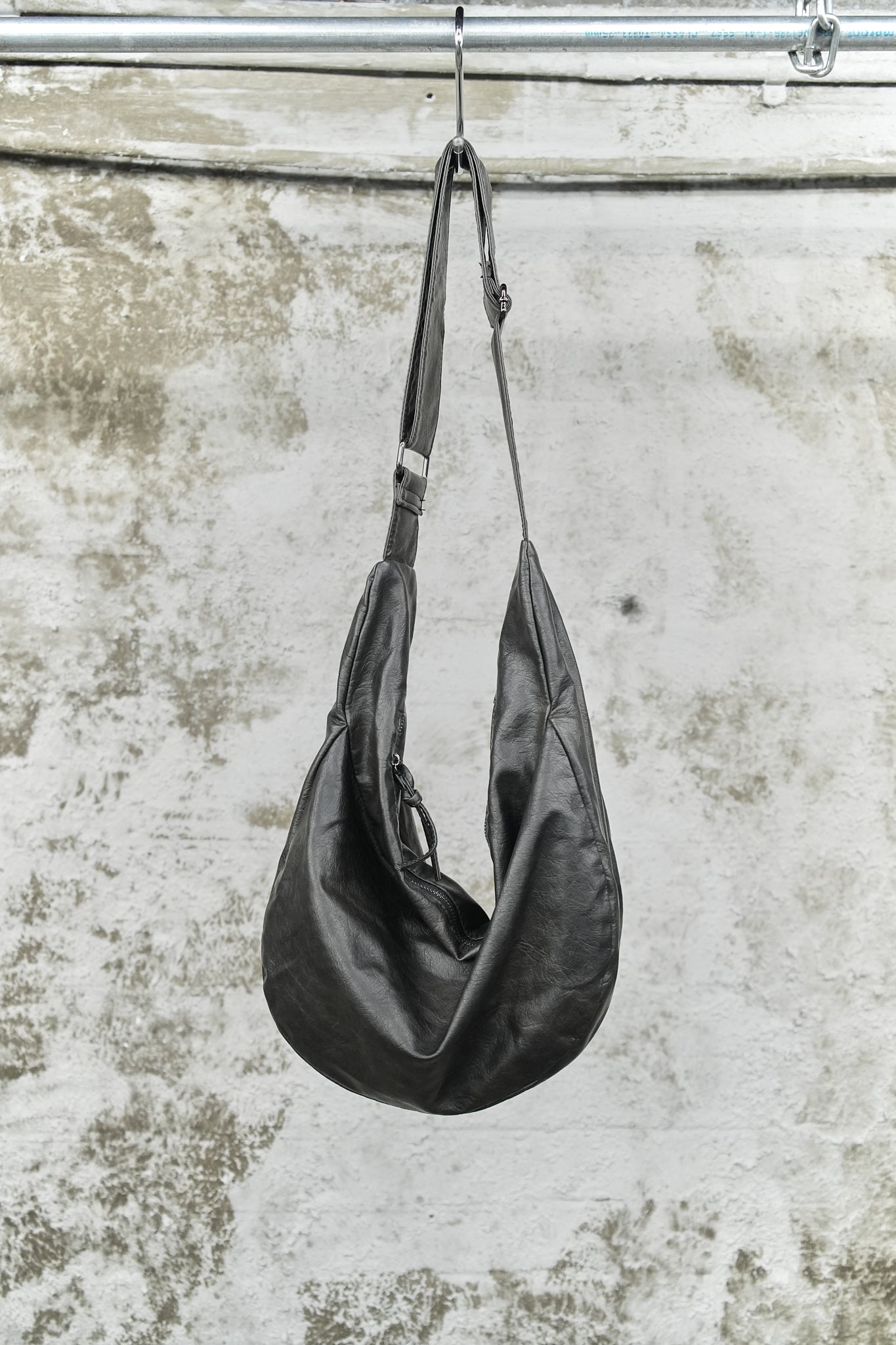 BLACK LEATHER SHOULDER BAG