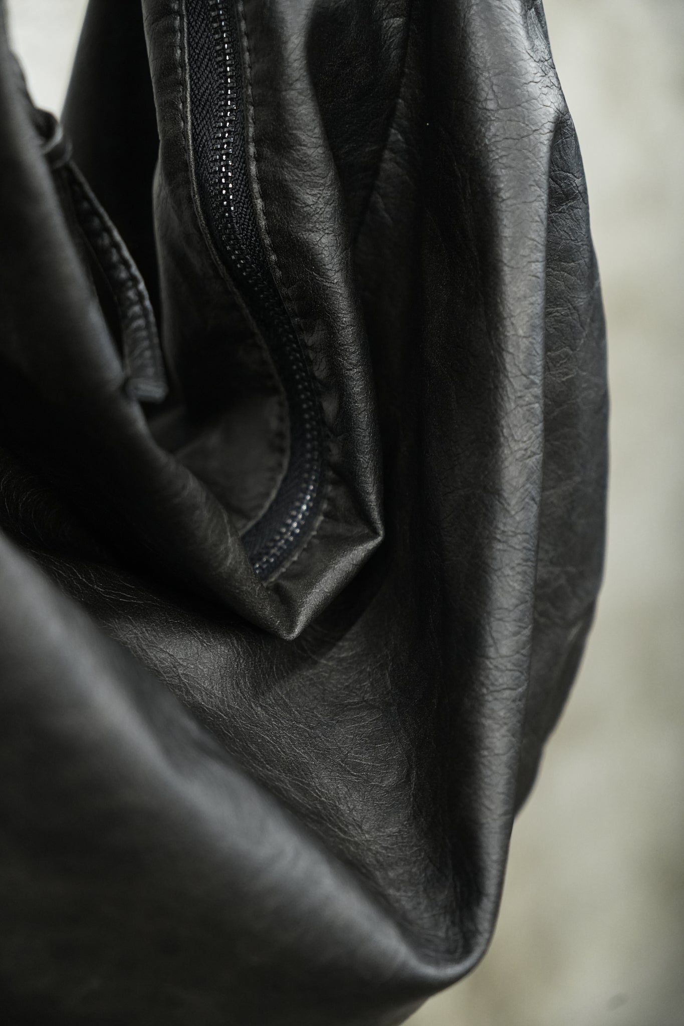 BLACK LEATHER SHOULDER BAG