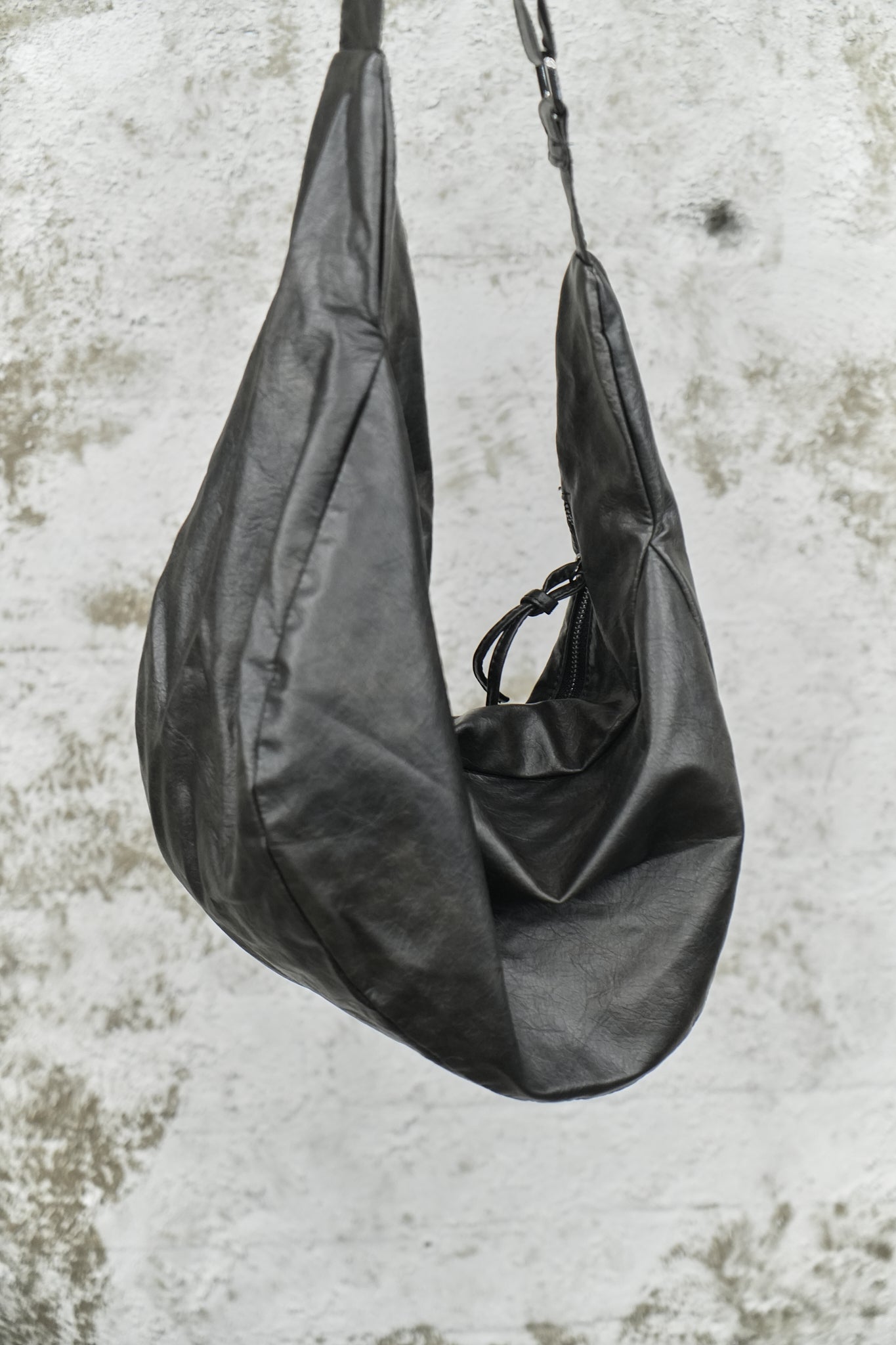 BLACK LEATHER SHOULDER BAG