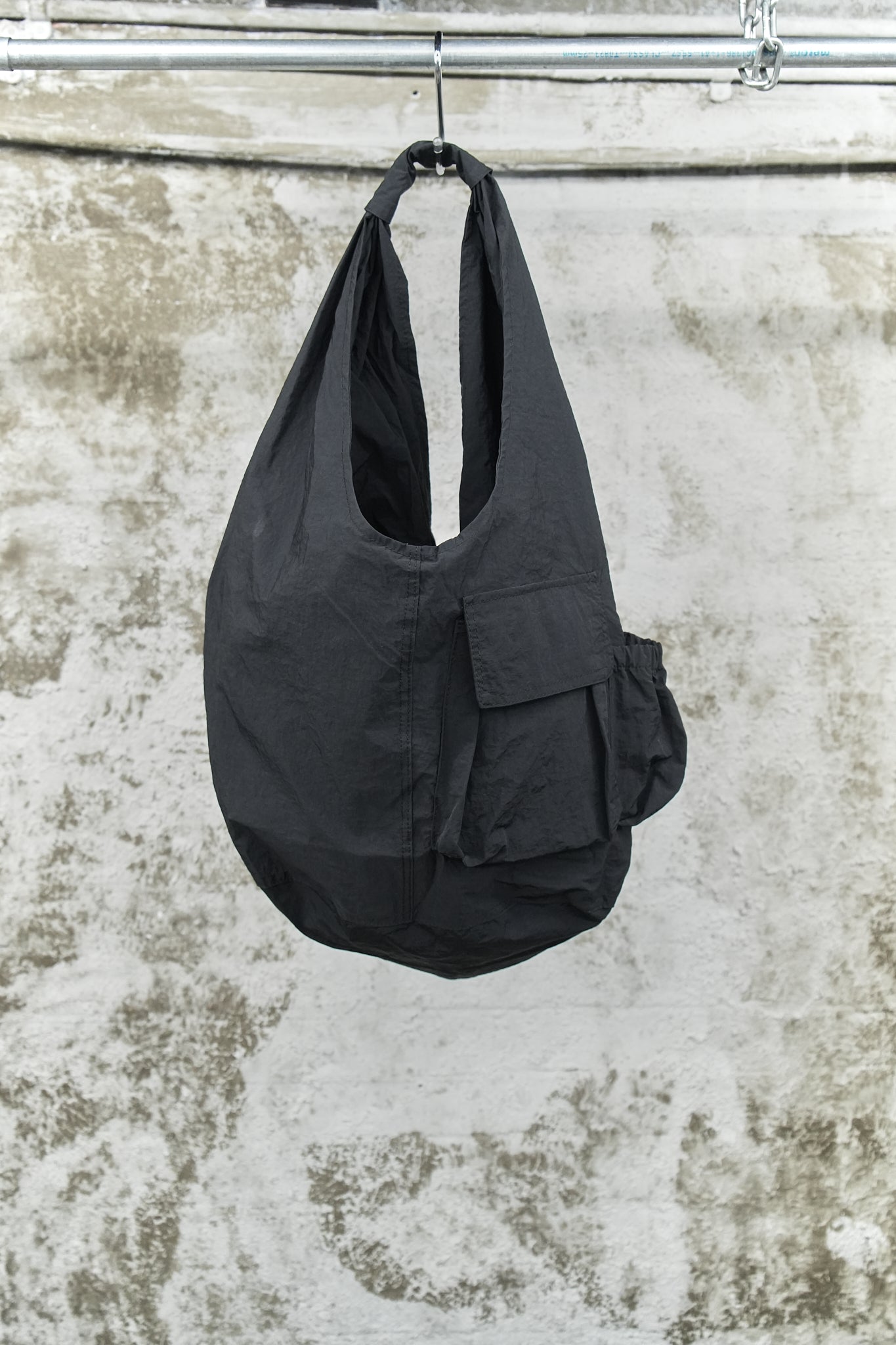 BLACK LIGHTWEIGHT SHOULDER TOTE