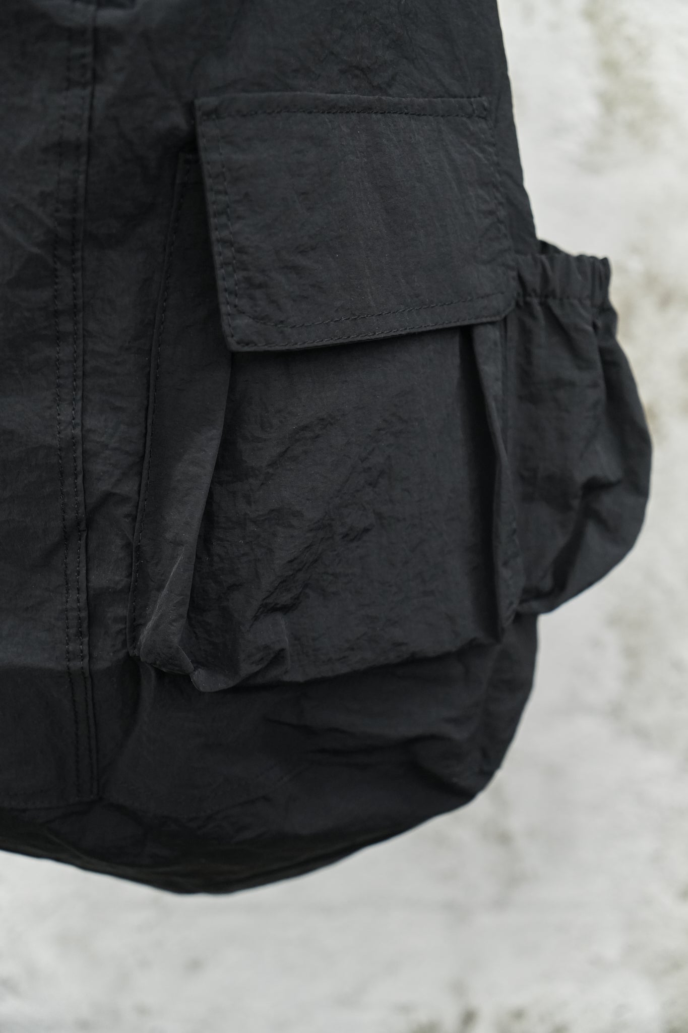 BLACK LIGHTWEIGHT SHOULDER TOTE