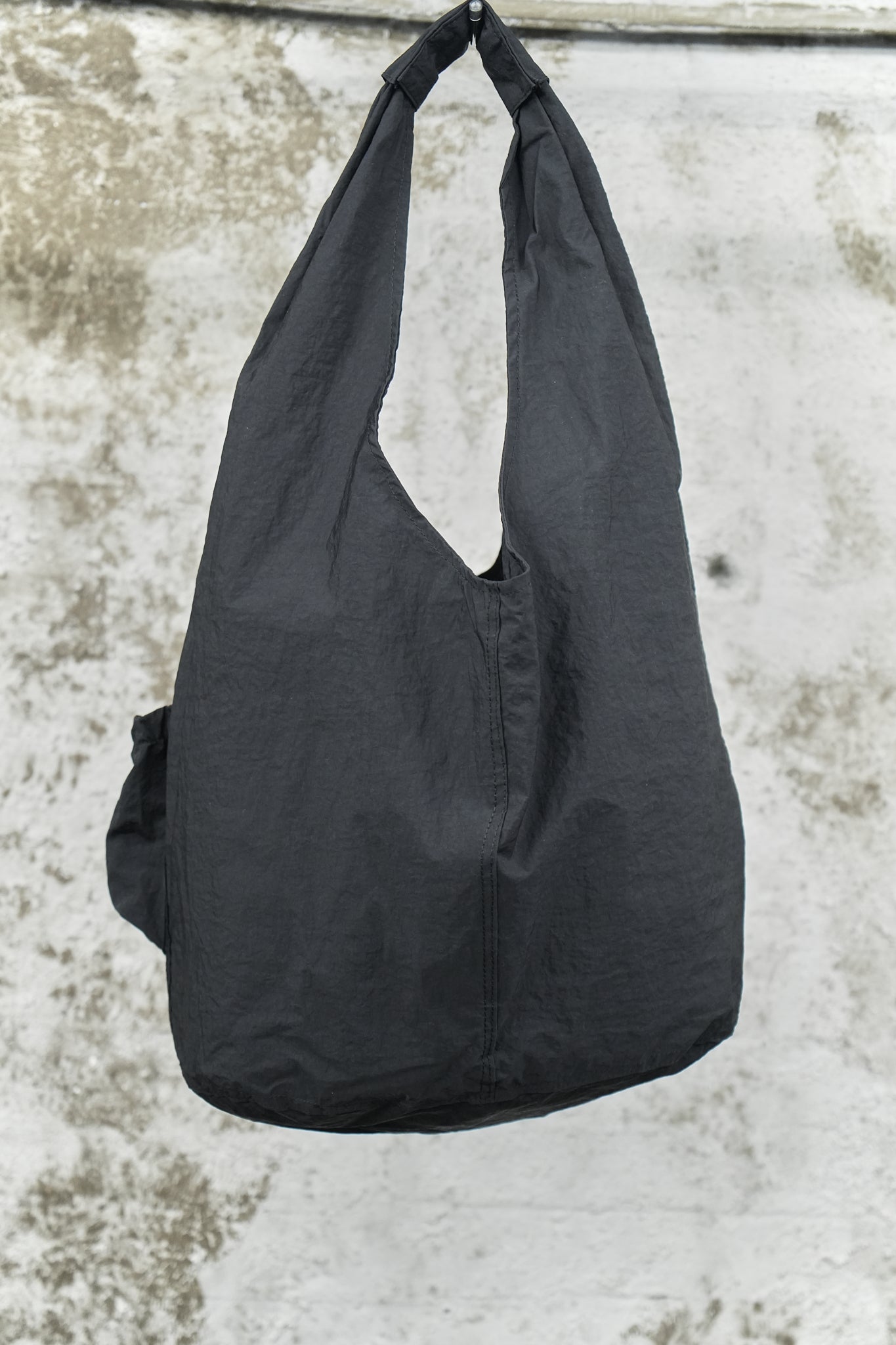 BLACK LIGHTWEIGHT SHOULDER TOTE