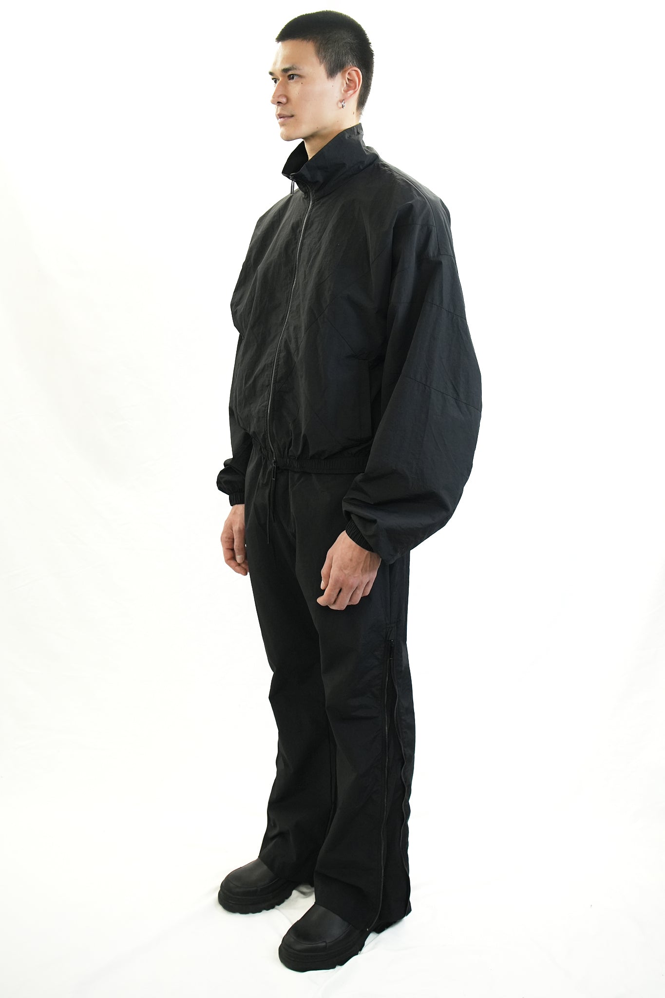 BLACK LIGHTWEIGHT ZIP JACKET