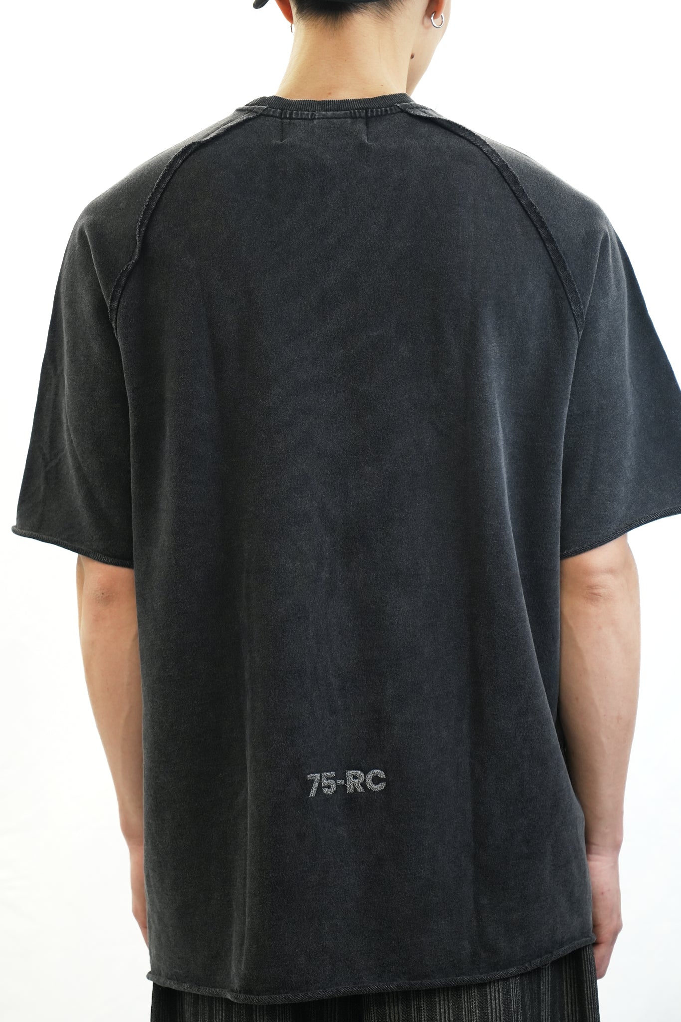 GARMENT-DYED DISTRESSED RAGLAN T-SHIRT BLACK