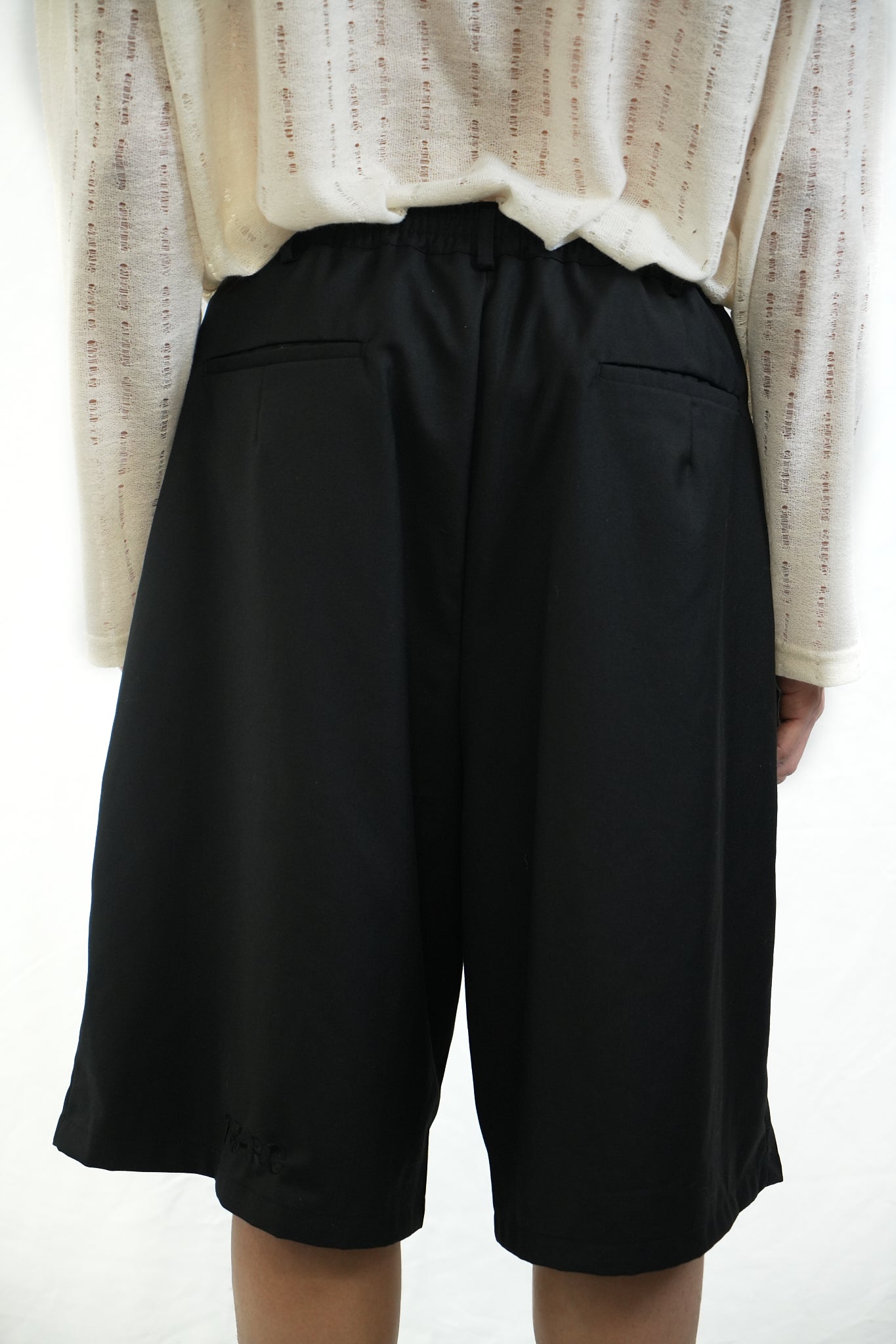 BLACK PLEATED BERMUDAS SHORTS