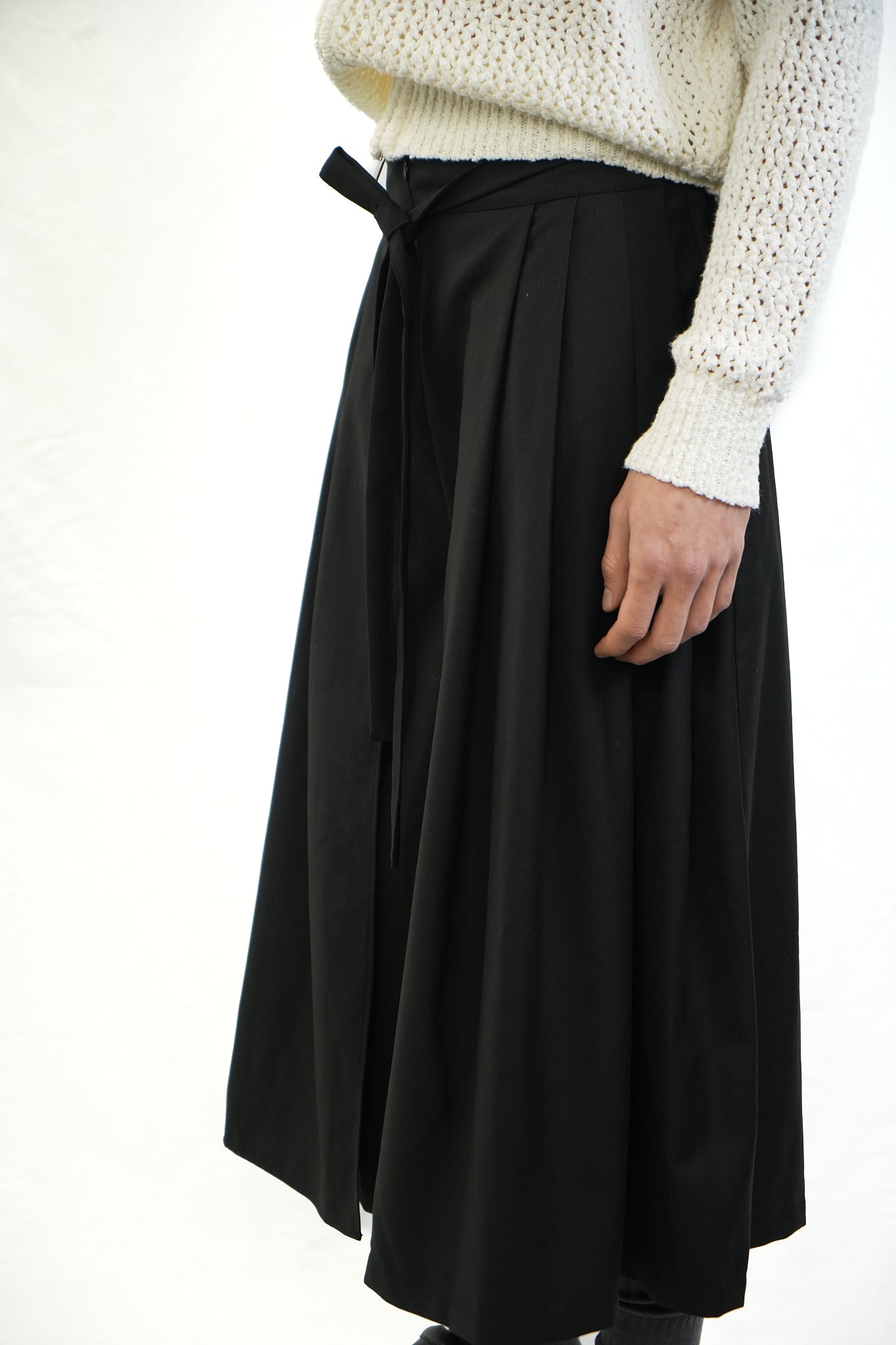 BLACK TIE FRONT FLARED CROPPED TROUSERS