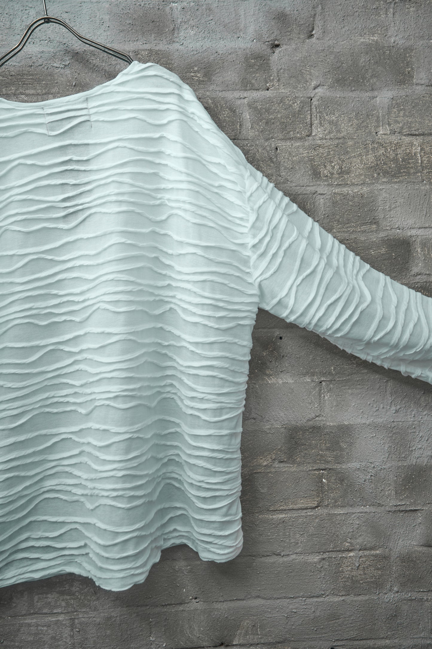WAVY TEXTURE LONG SLEEVE