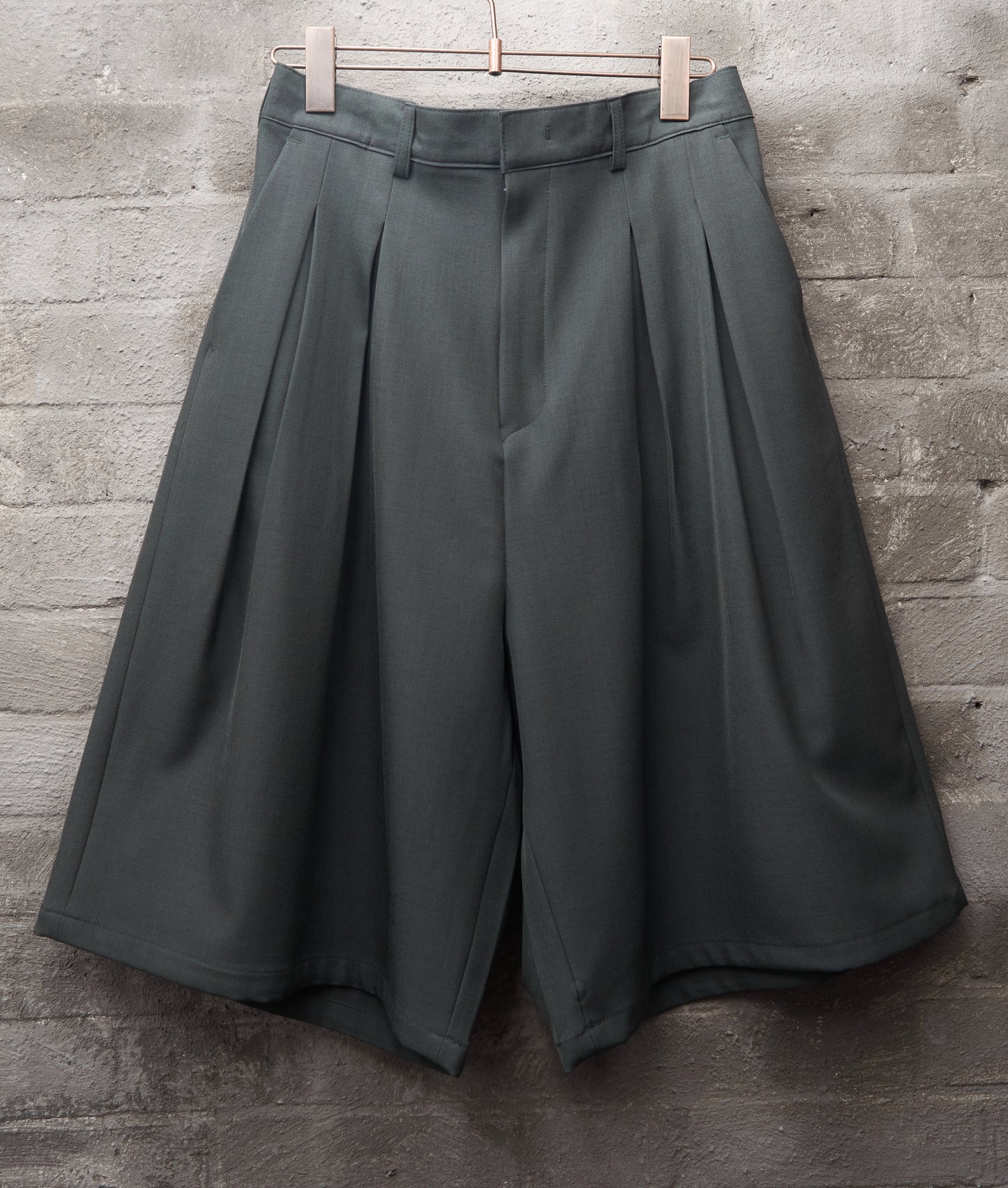 TWO-TUCK TROUSER SHORTS GREY