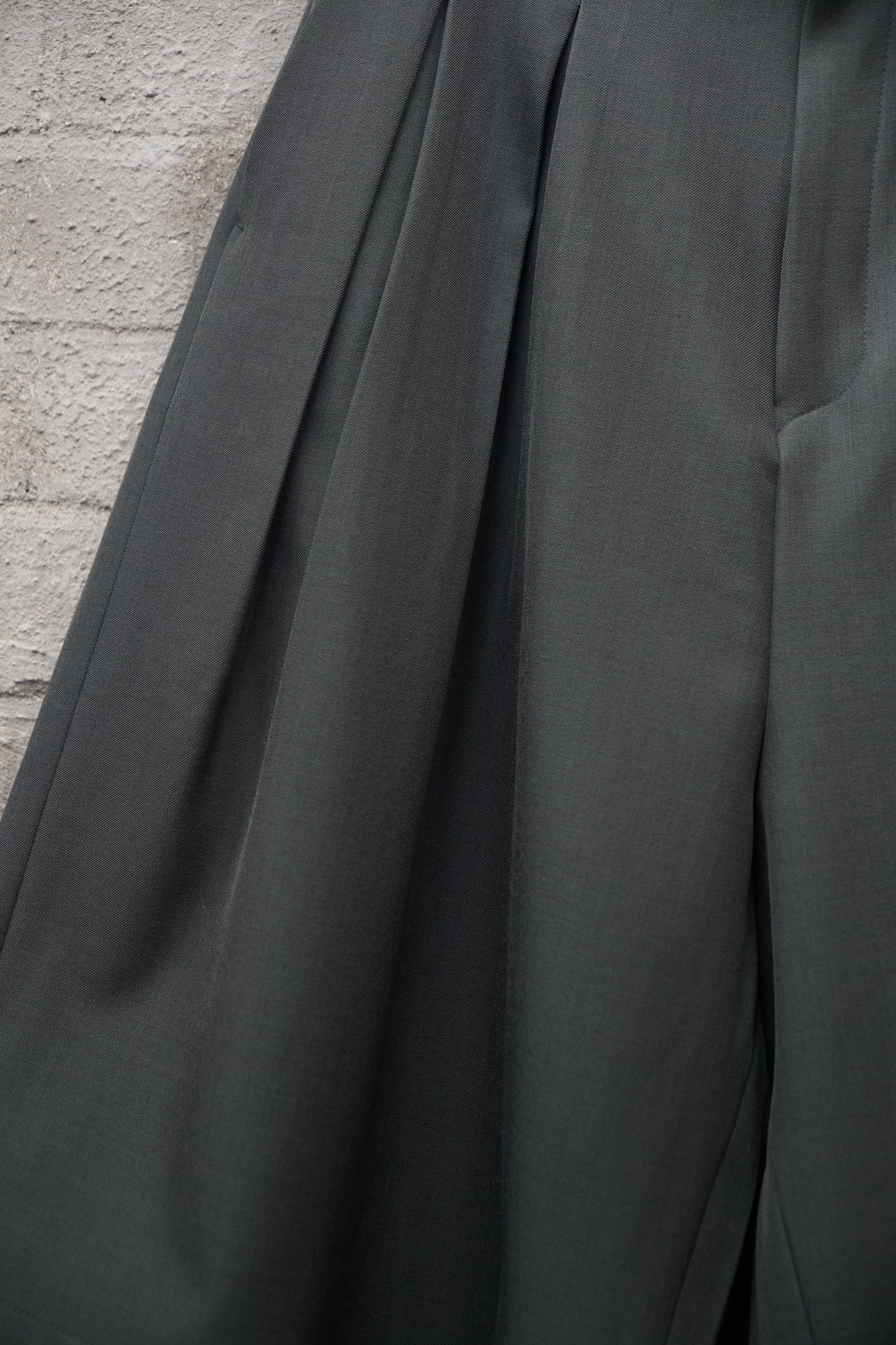 TWO-TUCK TROUSER SHORTS GREY