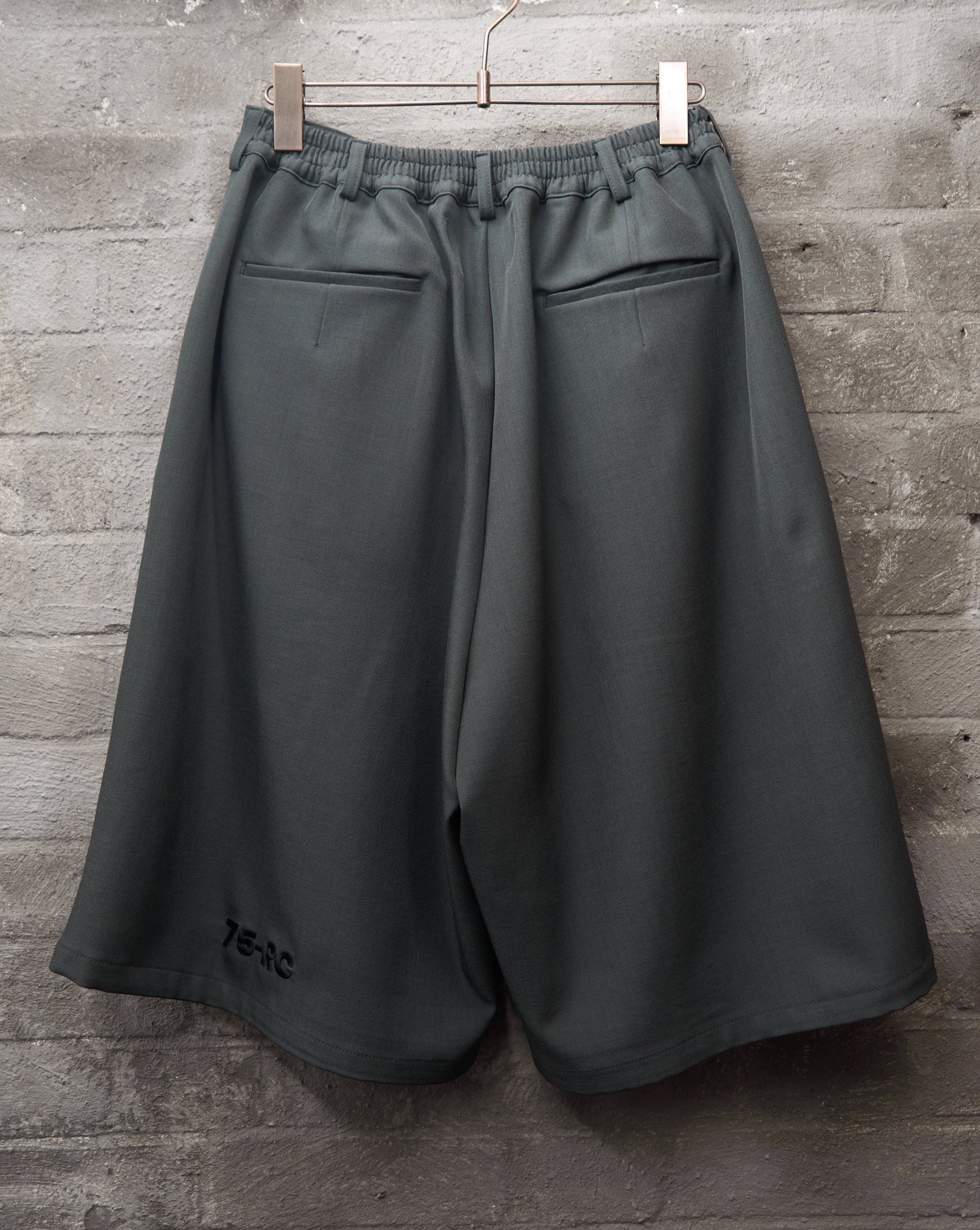 TWO-TUCK TROUSER SHORTS GREY