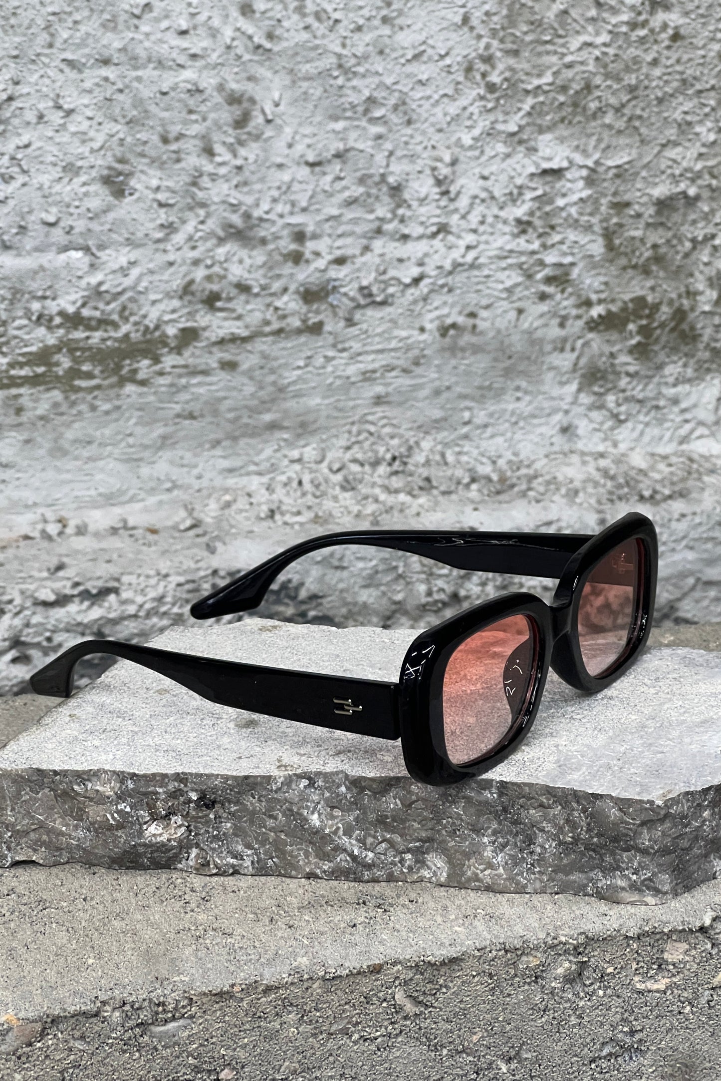 RETRO FUTURISTIC CHUNKY SUNGLASSES